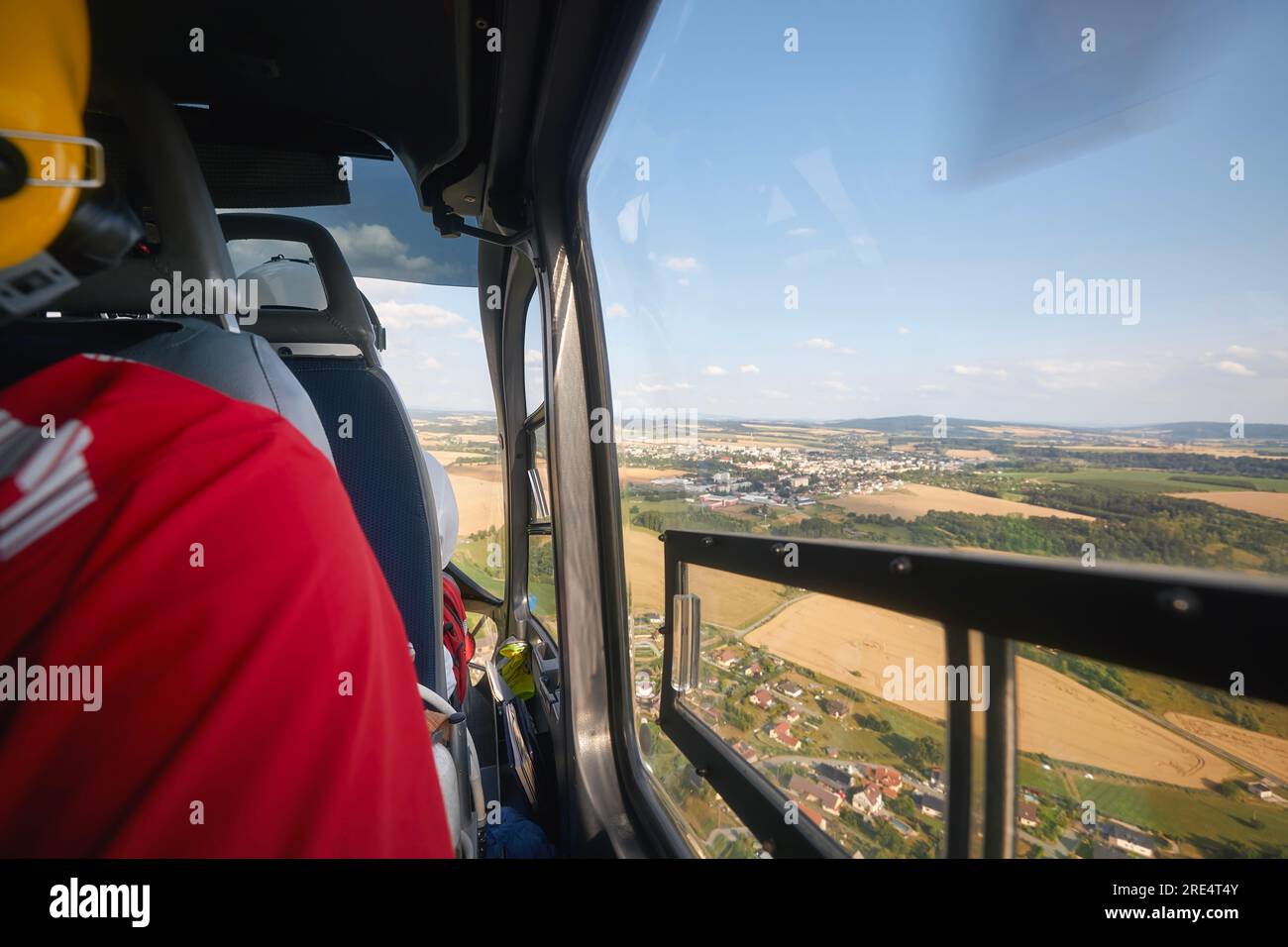Team des Rettungsdienstes an Bord des Hubschraubers. Rettungsteam reagiert auf dringenden Hilferuf Stockfoto