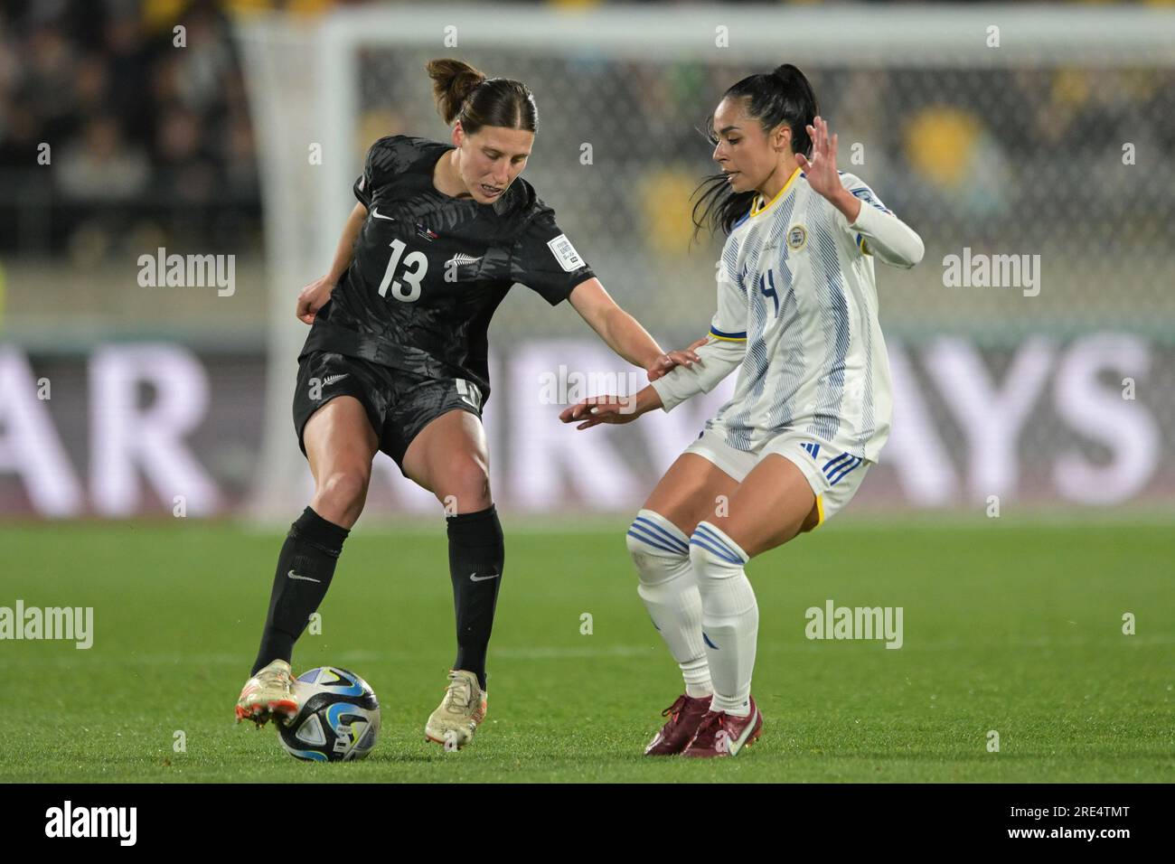 Wellington, Neuseeland. 25. Juli 2023. Rebekah Ashley Stott (L) von der neuseeländischen Fußballmannschaft Women und Jaclyn Katrina Sawicki (R) von der philippinischen Fußballmannschaft Women, die während des FIFA Women's World Cup 2023 zwischen den Philippinen und Neuseeland im Wellington Regional Stadium in Aktion gesehen wurden. Endstand: Philippinen 1:0 Neuseeland. (Foto: Luis Veniegra/SOPA Images/Sipa USA) Guthaben: SIPA USA/Alamy Live News Stockfoto