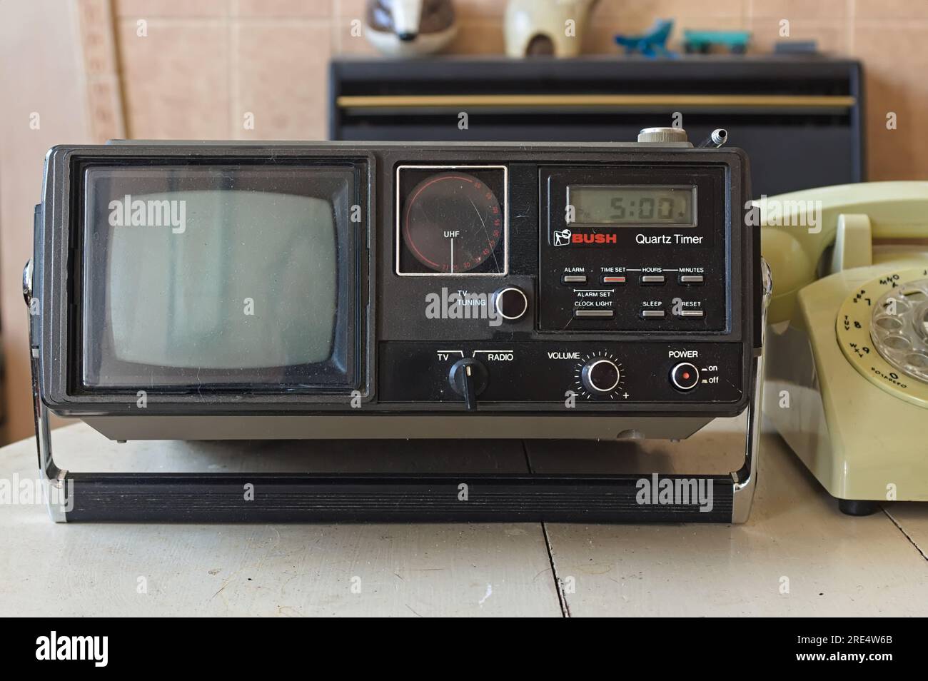 1970er Jahre BUSH TV / Uhr Radio im Haus. Modellnr BN 6520 A. Stockfoto