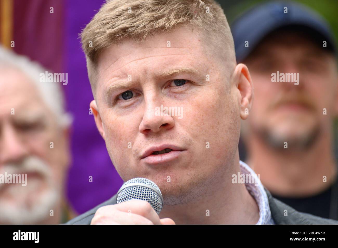 Eddie Dempsey, Assistant General Secretary RMT Union, sprach auf einer AKTIENVERANSTALTUNG am Leicester Square und unterstützte die SAG-AFTRA-amerikanische Schauspielerschaft Stockfoto