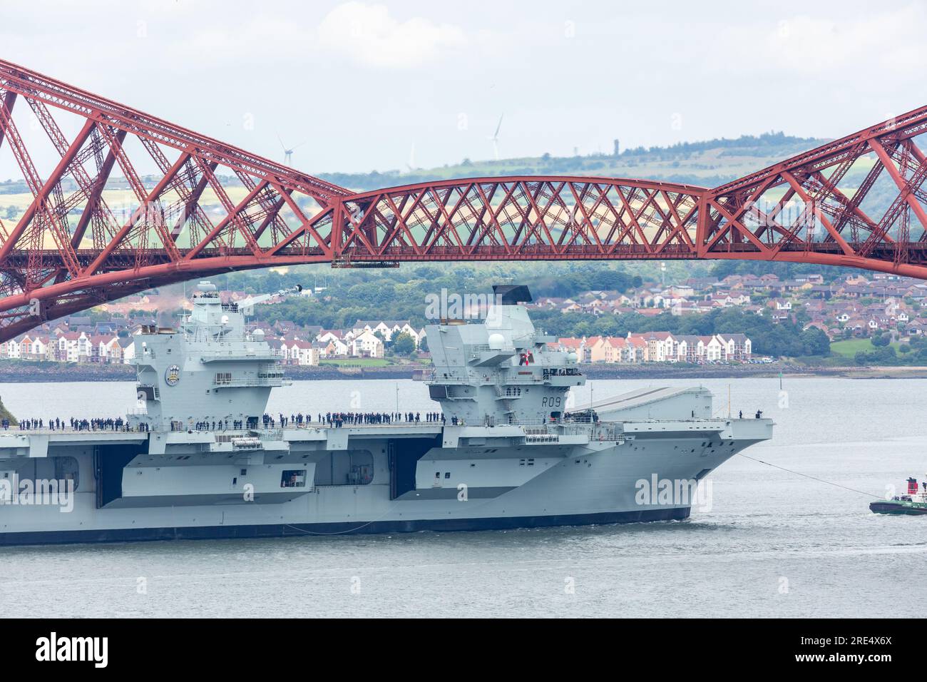 South Queensferry, Schottland. 25. Juli 2023 HMS Prince of Wales verlässt den Hafen von Rosyth und segelt unter der Forth Bridge. © Richard Newton/Alamy Live News Stockfoto