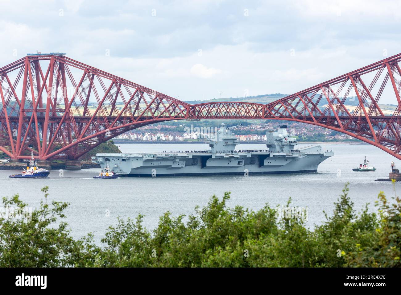 South Queensferry, Schottland. 25. Juli 2023 HMS Prince of Wales verlässt den Hafen von Rosyth und segelt unter der Forth Bridge. © Richard Newton/Alamy Live News Stockfoto