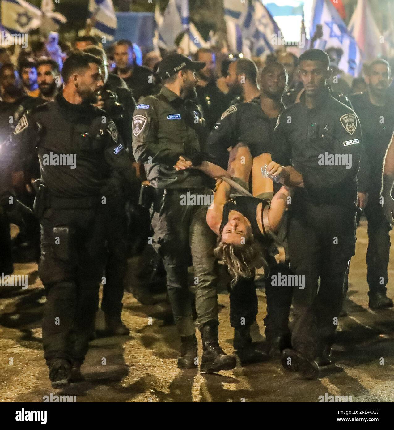 Jerusalem, Israel. 24. Juli 2023 Polizeibeamte tragen eine Demonstrantin mit sich, nehmen sie in Gewahrsam. Kredit: Yoram Biberman/Alamy Live News. Stockfoto