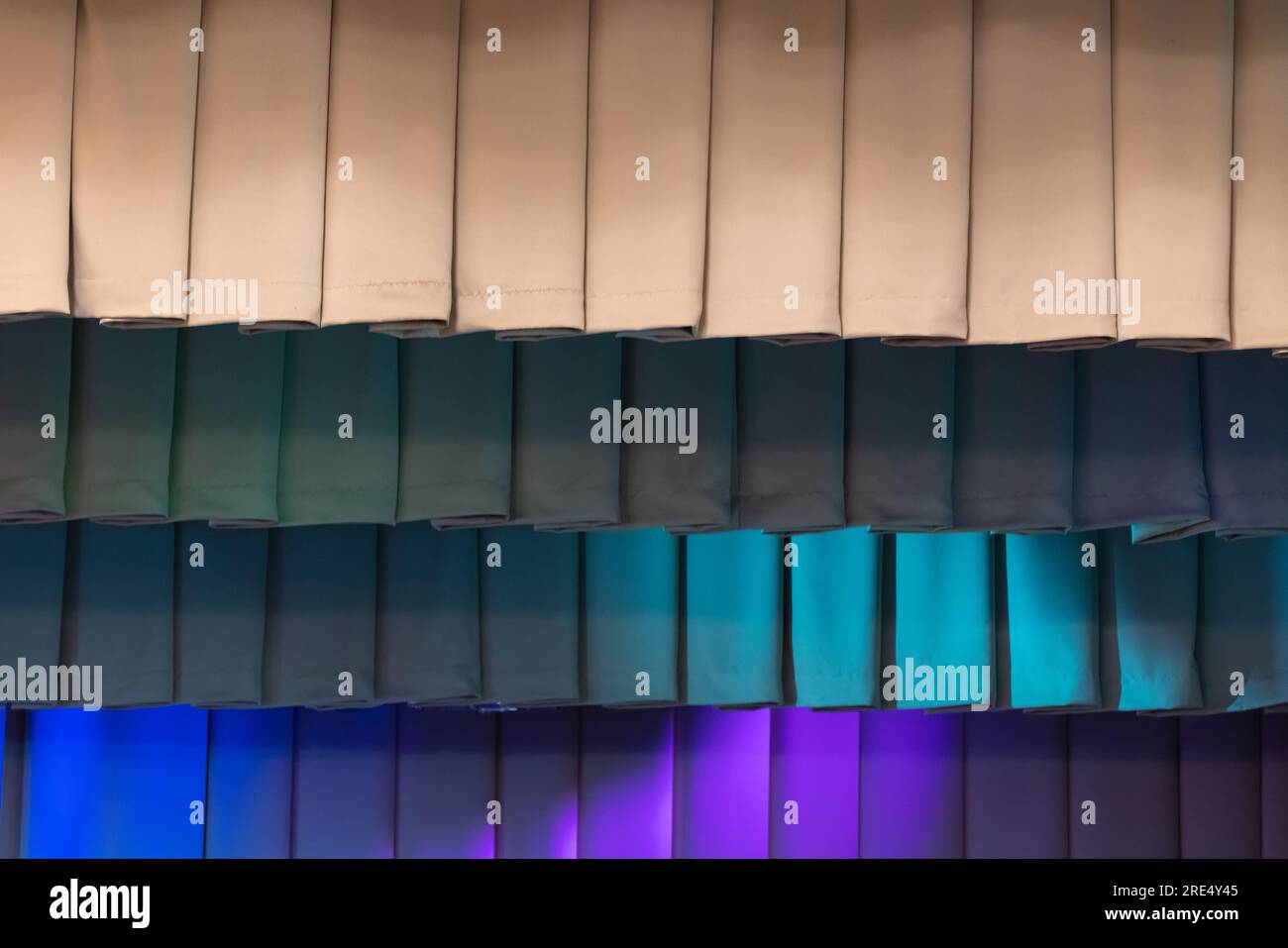 Theatervorhänge mit farbenfroher Bühnenbeleuchtung, Hintergrundfoto Stockfoto