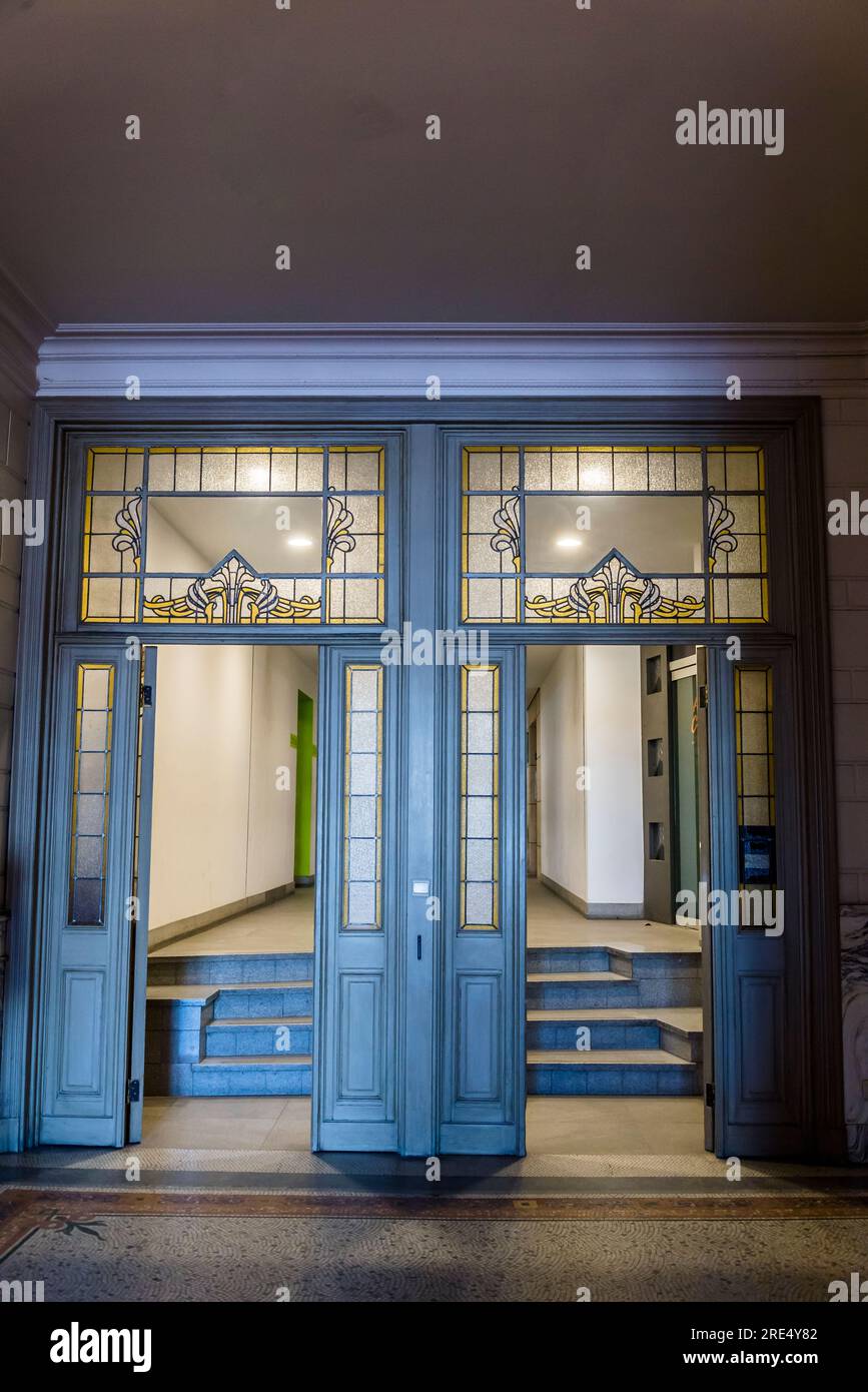 Jugendstil-Seiteneingang, Königliche Museen der Schönen Künste Belgiens, Brüssel, Belgien Stockfoto