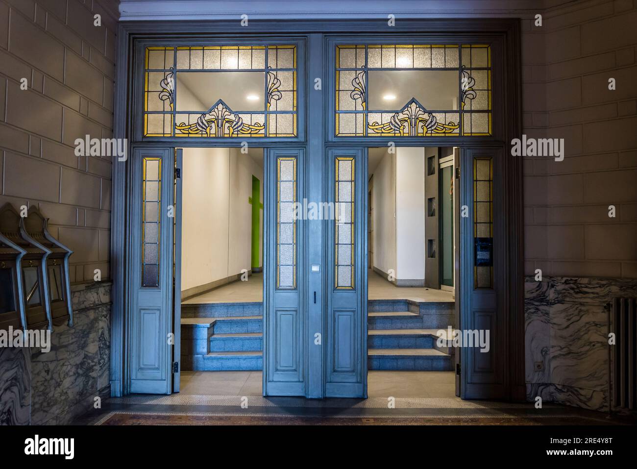 Jugendstil-Seiteneingang, Königliche Museen der Schönen Künste Belgiens, Brüssel, Belgien Stockfoto