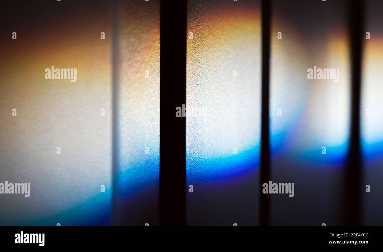 Farbspektrum eines Sonnenstrahls über der weißen Wand, Brechungseffekt. Abstraktes Makrofoto mit selektivem Fokus Stockfoto