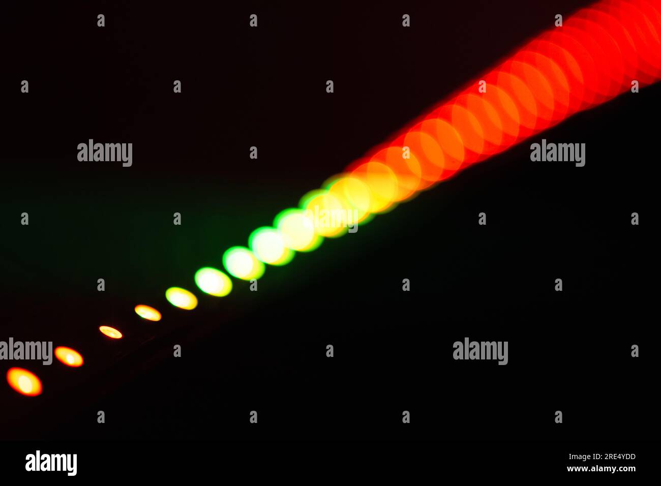 Bokeh-Effekt von roten grünen LED-Streifen auf schwarzem Hintergrund. Abstrakter unscharfer Fotohintergrund Stockfoto