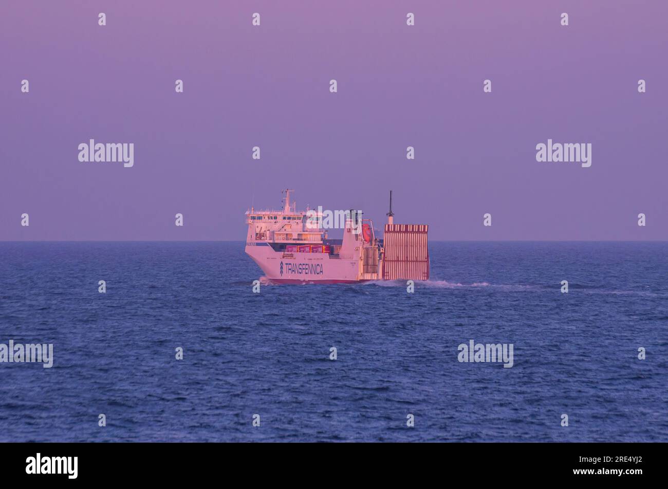 Die Transfennica-RoRo-Frachtfähre des Typs Sietas 163 an der Ostsee vor Rügen, Mecklenburg-Vorpommern, Deutschland. Stockfoto