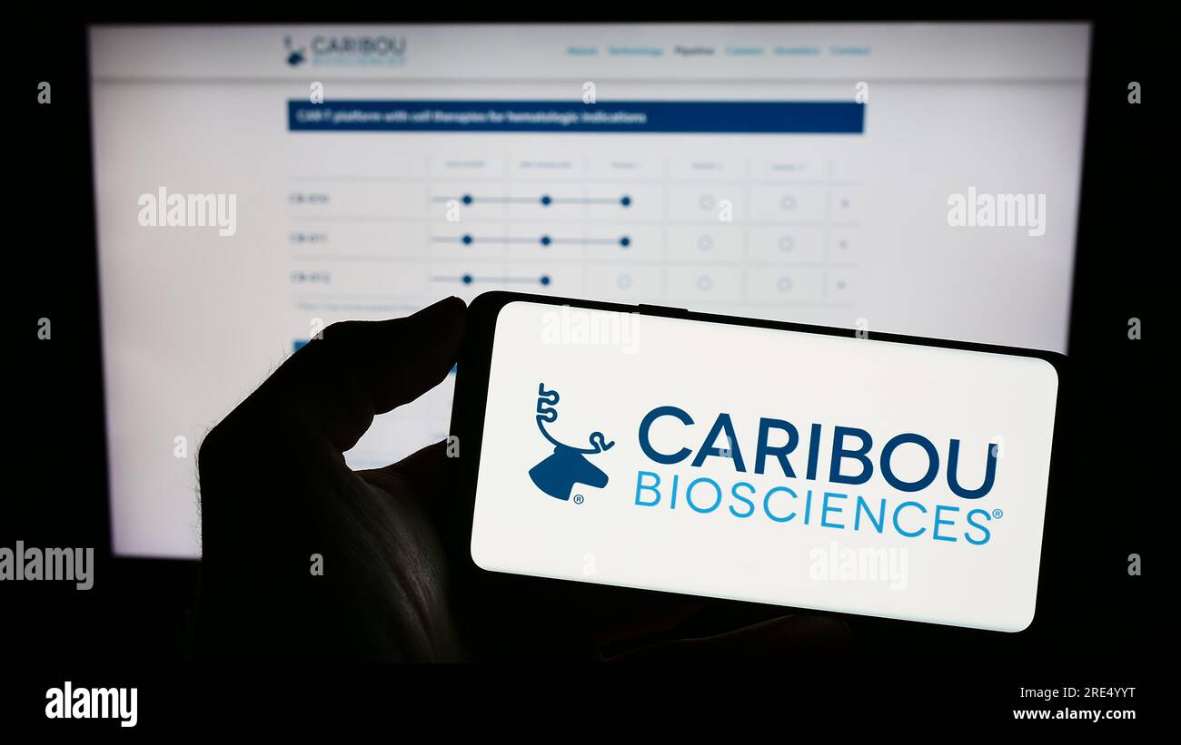 Person, die ein Smartphone mit dem Logo des US-Unternehmens Caribou Biosciences Inc. Auf dem Bildschirm vor der Website hält. Konzentrieren Sie sich auf das Display des Telefons. Stockfoto