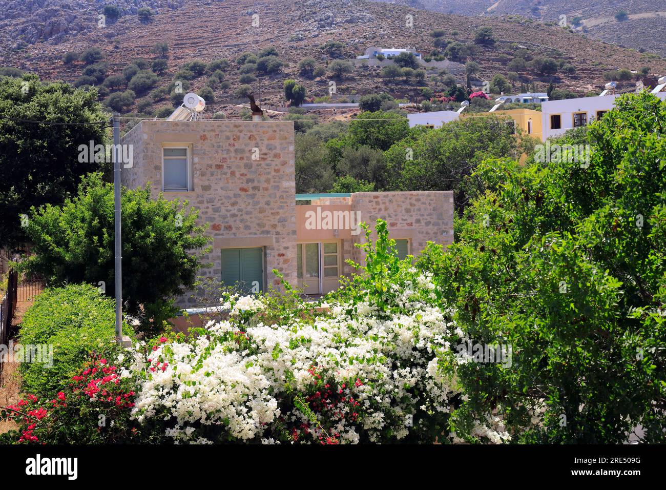 Renoviertes traditionelles Steinhaus mit Garten, Insel Tilos, in der Nähe von Rhodos, Dodekanesisch, Griechenland Stockfoto