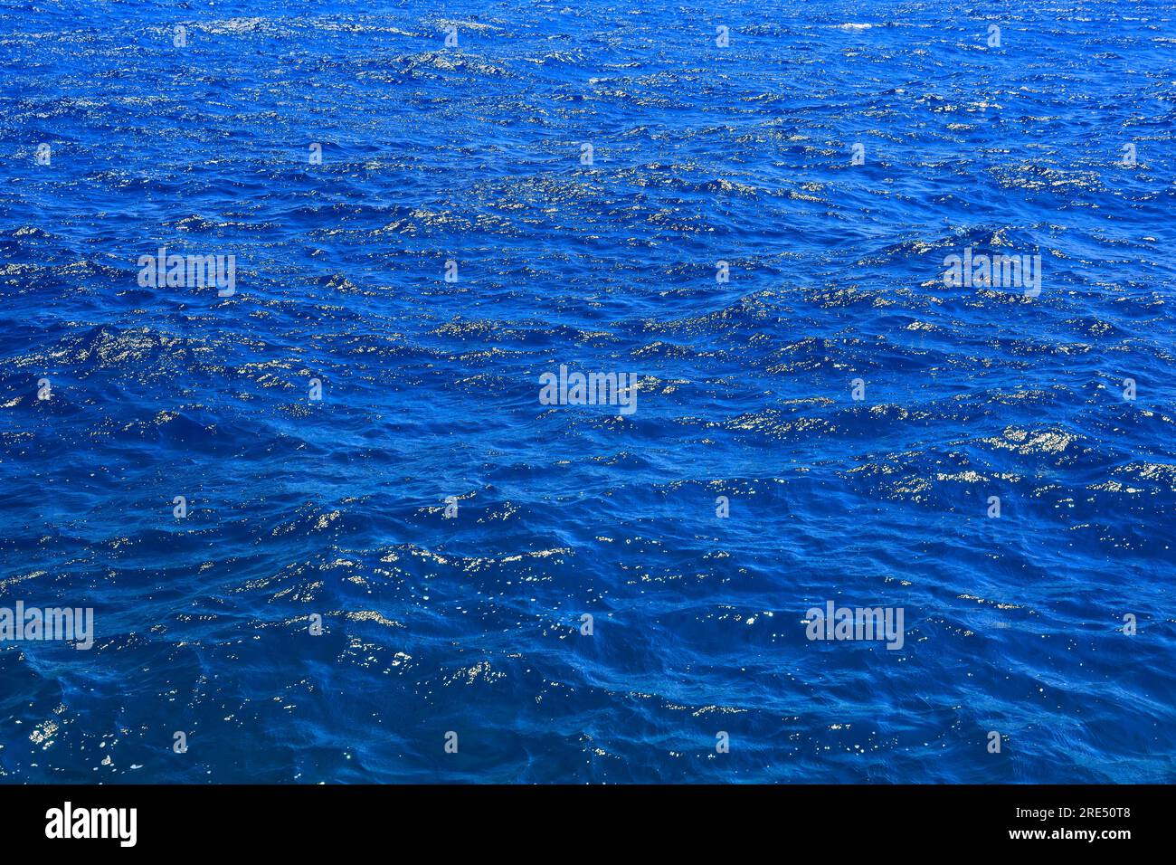 Die Weite des blauen Meeres und der Wellen. Stockfoto