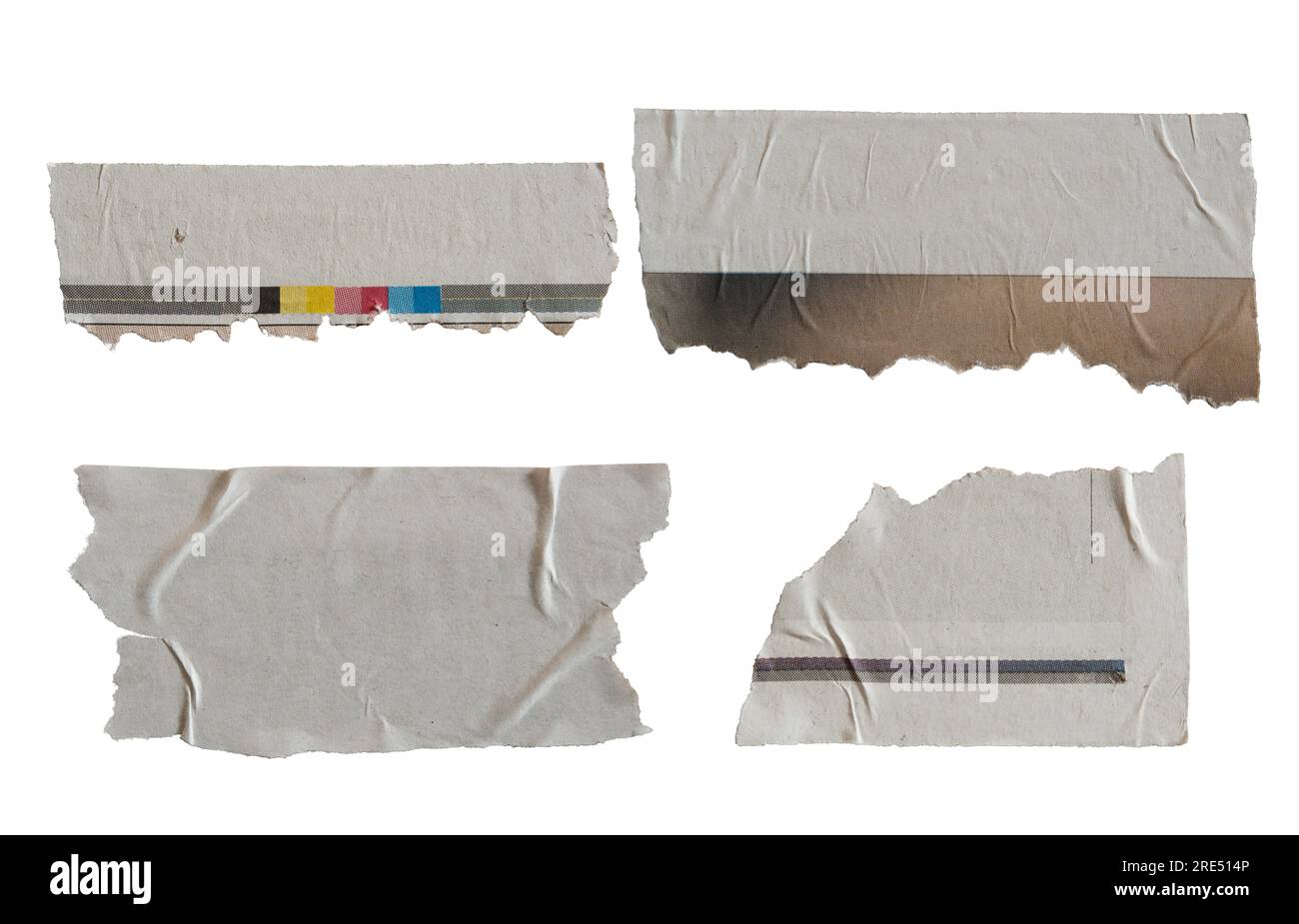 Kleine Stücke geklebter, zerrissener Zeitung auf weißem Hintergrund mit Beschneidungspfad Stockfoto