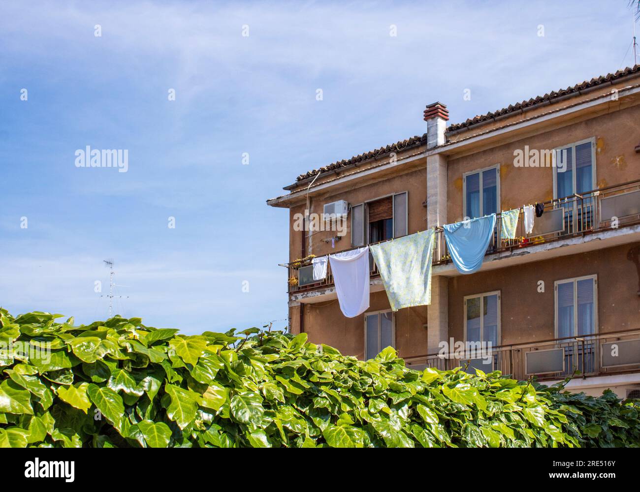 Wäsche in der Sonne in Italien Stockfoto