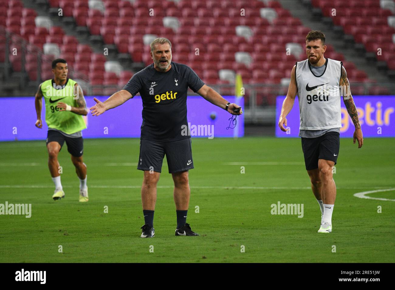 Singapur, Tottenham Hotspur, nimmt am offenen Training des Singapore Festival of Football Teil, das im Nationalstadion in Singapur stattfindet. 25. Juli 2023. Ange Postecoglou (C), Manager von Tottenham Hotspur, nimmt am 25. Juli 2023 am offenen Training des Singapore Festival of Football Teil, das im Nationalstadion in Singapur stattfindet. Kredit: Dann Chih Wey/Xinhua/Alamy Live News Stockfoto