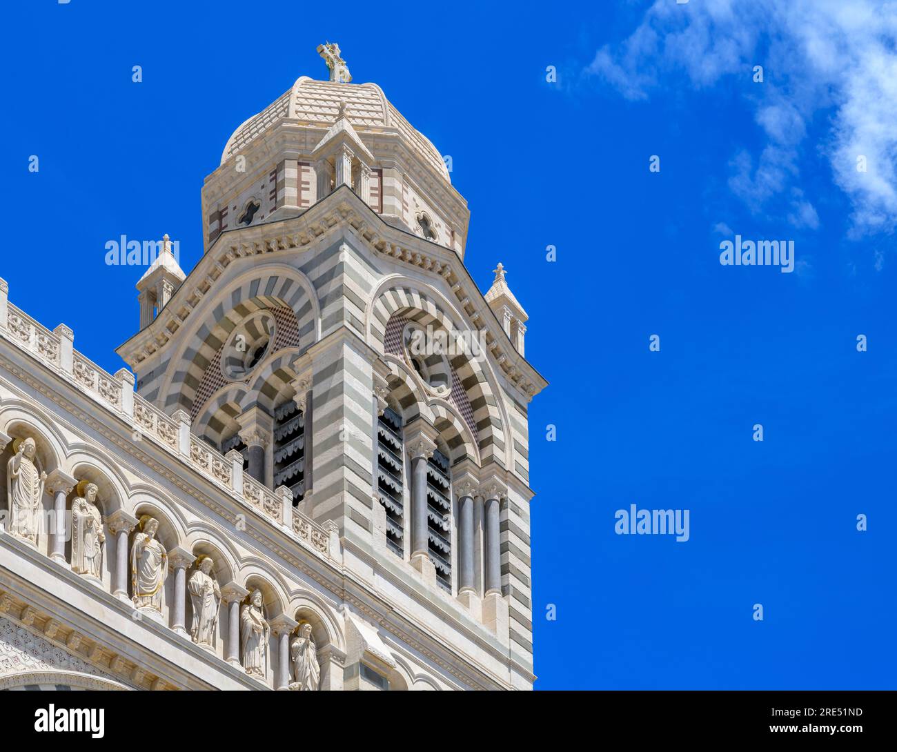 Neu renovierte Kathedrale von Marseille - Cathédrale La Major. Erbaut im römisch-byzantinischen Revival-Stil mit markanten Streifen aus verschiedenen Farben Stockfoto