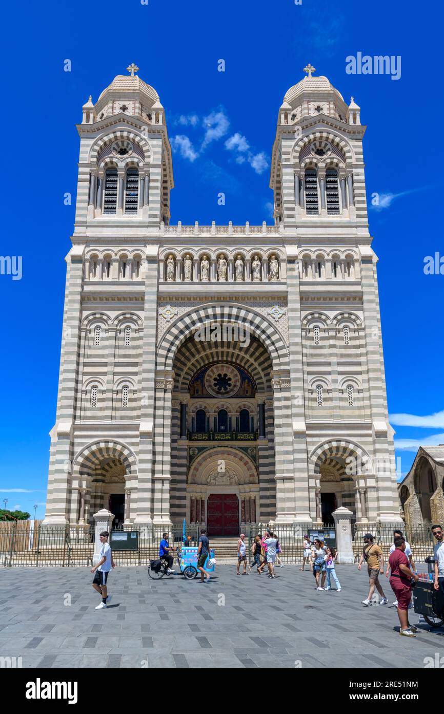 Neu renovierte Kathedrale von Marseille - Cathédrale La Major. Erbaut im römisch-byzantinischen Revival-Stil mit markanten Streifen aus verschiedenen Farben Stockfoto