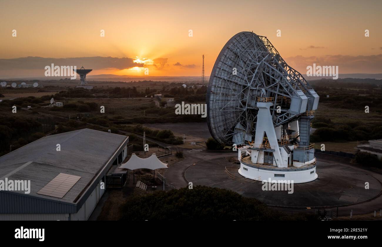 GOONHILLY SATELLITEN-BODENSTATION, CORNWALL, GROSSBRITANNIEN - 2. JULI 2023. Luftaufnahme einer Satellitenschüssel an der Goonhilly Satellite Earth Station in Cornwall Stockfoto