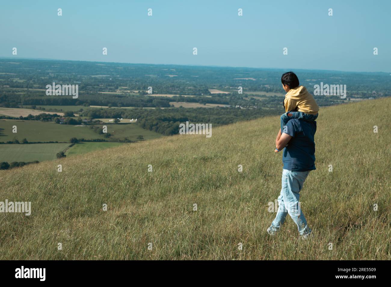 Ein Vater und sein Kind auf den South Downs auf der Devil's Dyke National Trust Site, Sussex Stockfoto