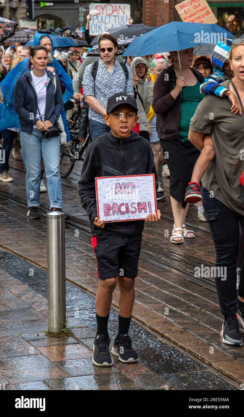 Kein Rassismus! Ein Junge mit einem handgemachten Schild bei Nollatoleranssi! Demonstration gegen rechtsextreme Minister in der finnischen Regierung. Helsinki, Finnland. Stockfoto