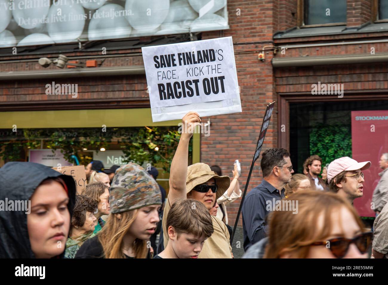 Rette Finnlands Gesicht, schmeiß den Rassist raus. Demonstranten mit einer Schilderdemonstration gegen Finanzminister Riikka Purra in Helsinki, Finnland. Stockfoto