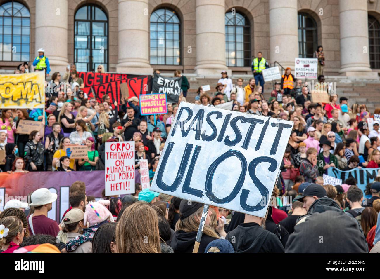 Nollatoleranssi! Rasisit ulos hallituksesta Demonstration mit Menschen, Bannern und handgefertigten Schildern vor dem Parlamentsgebäude in Helsinki, Finnland Stockfoto