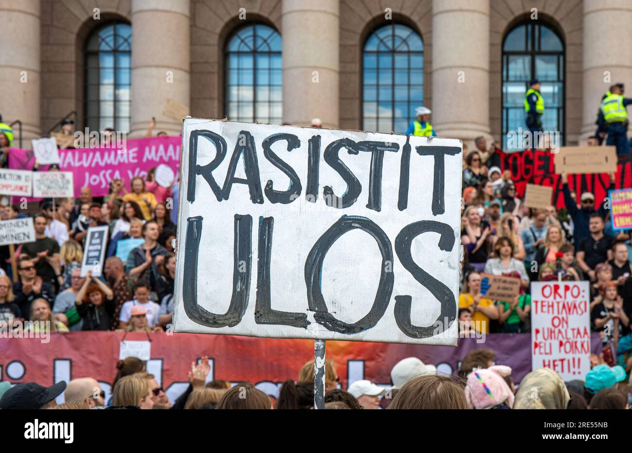 Rasistit ulos. Demonstranten mit handgefertigten Schildern und Bannern vor Eduskuntatalo oder dem Parlamentsgebäude bei der Demonstration in Helsinki, Finnland. Stockfoto