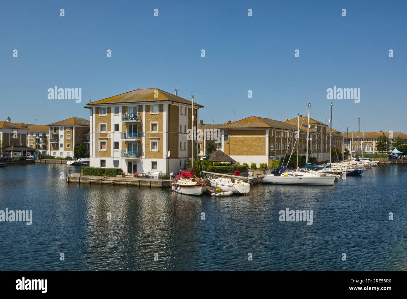 Unterkunft und festgemachte Boote in Brighton Marina, East Sussex, England. Stockfoto