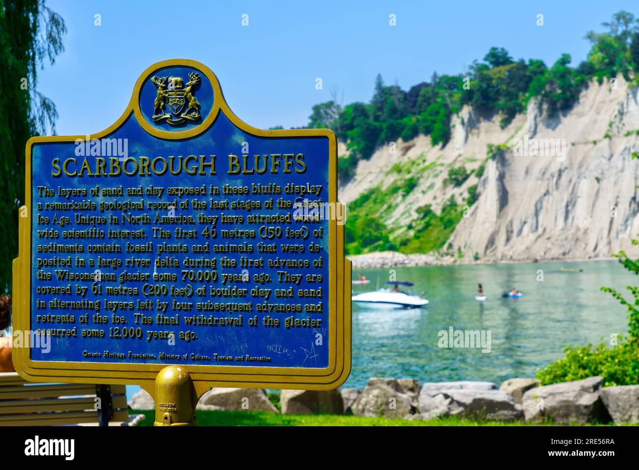Toronto, Kanada - 23. Juli 2023: Geschichtsinformationstafel in den Scarborough Bluffs. Der öffentliche Park ist ein berühmter Ort und eine Touristenattraktion in t Stockfoto