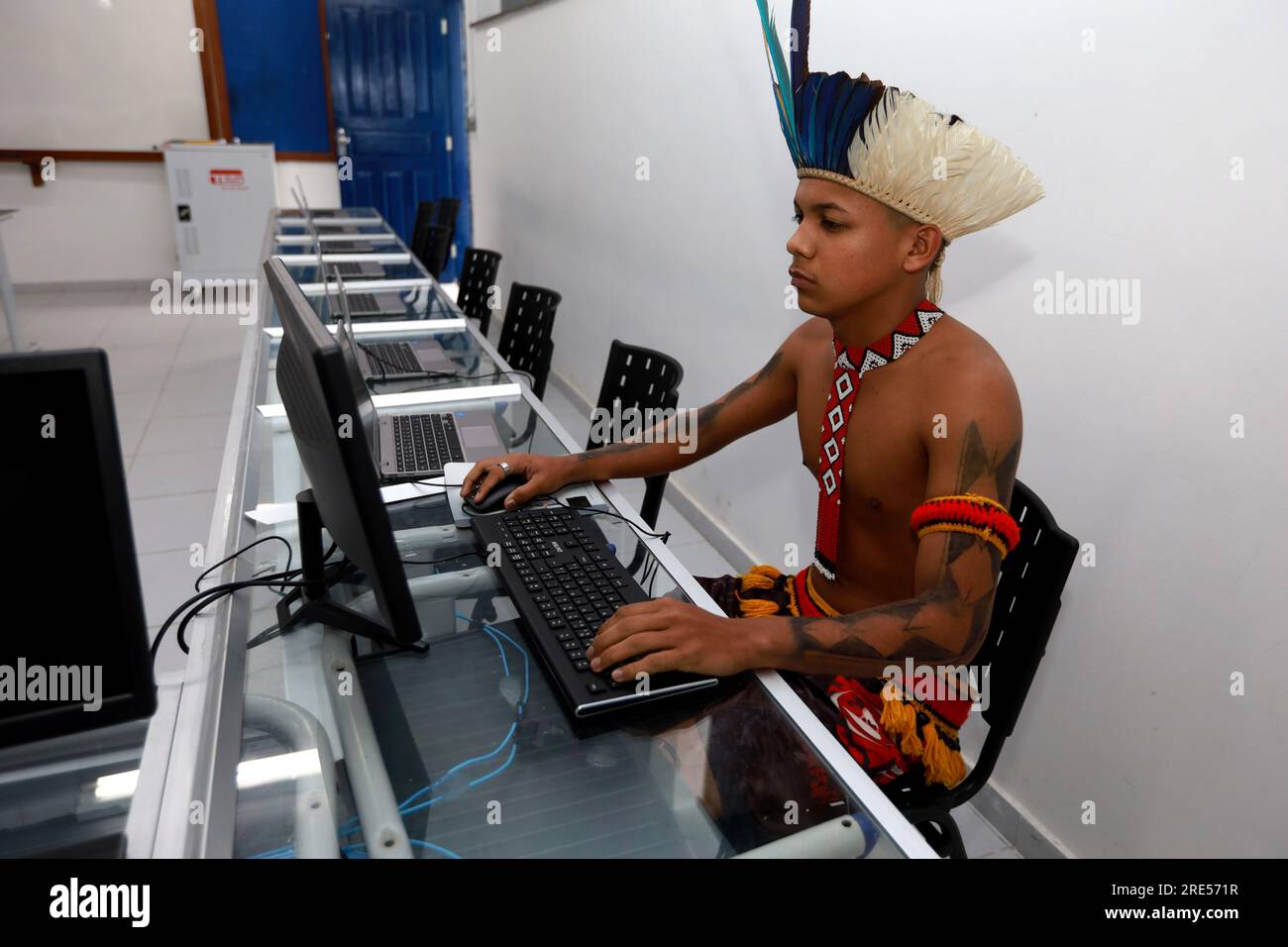 Itaju do colonia, bahia, brasilien - 23. juli 2023: Junge indigene Frau aus Etina pataxo ha-ha-hae, gesehen in einem Computerlabor einer öffentlichen Schule in bahia Stockfoto