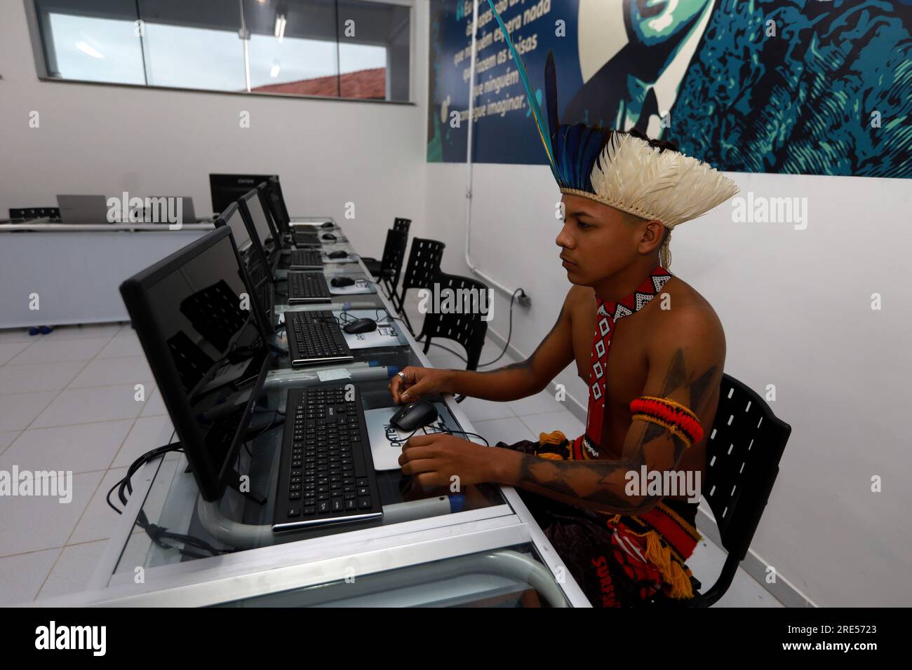 Itaju do colonia, bahia, brasilien - 23. juli 2023: Junge indigene Frau aus Etina pataxo ha-ha-hae, gesehen in einem Computerlabor einer öffentlichen Schule in bahia Stockfoto