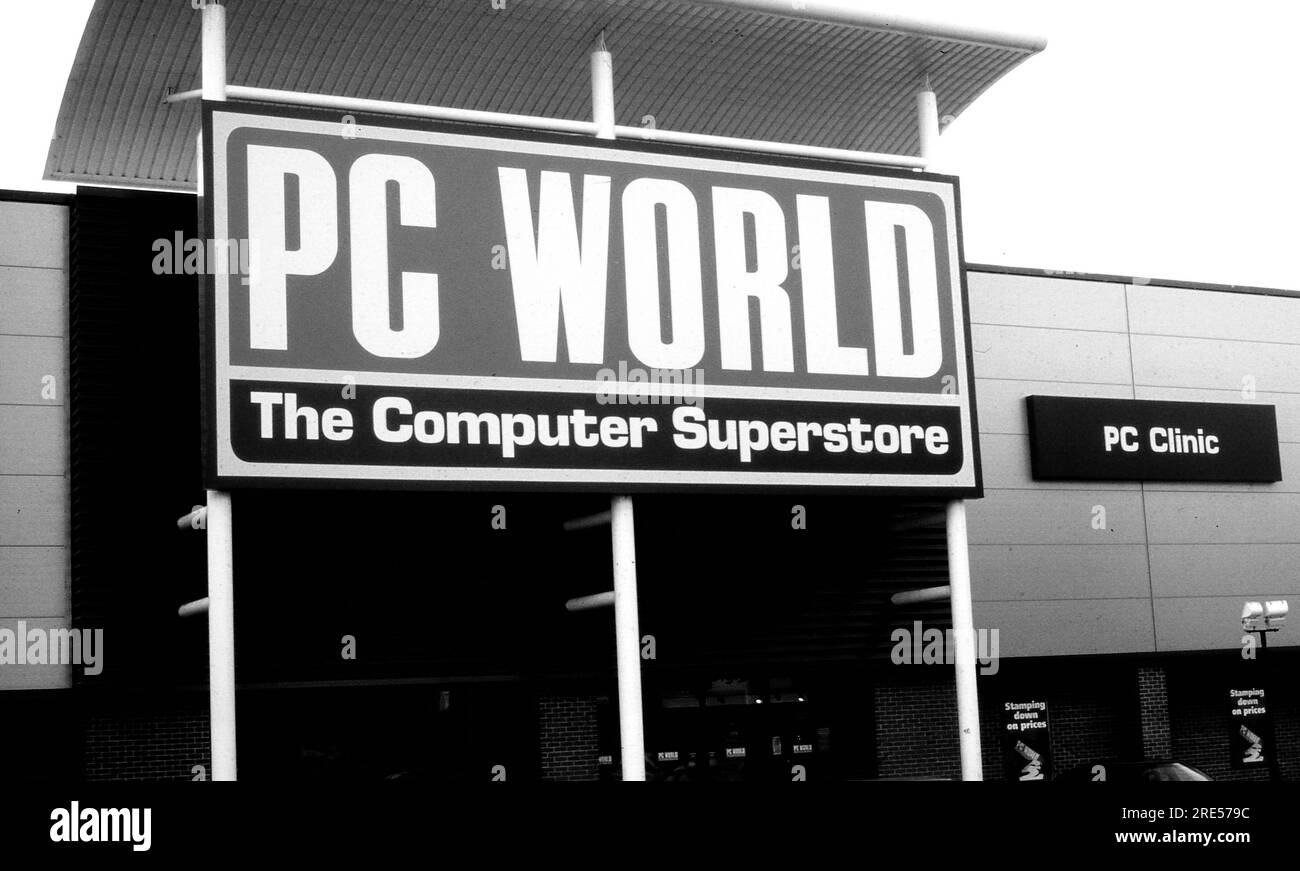 Beschilderung vor einer Filiale der PC World Computer-Ladenkette in Ashford in Kent, England, am 1. Mai 2005. Die 1991 gegründeten Geschäfte wurden 2021 unter dem Namen Currys umbenannt. Stockfoto