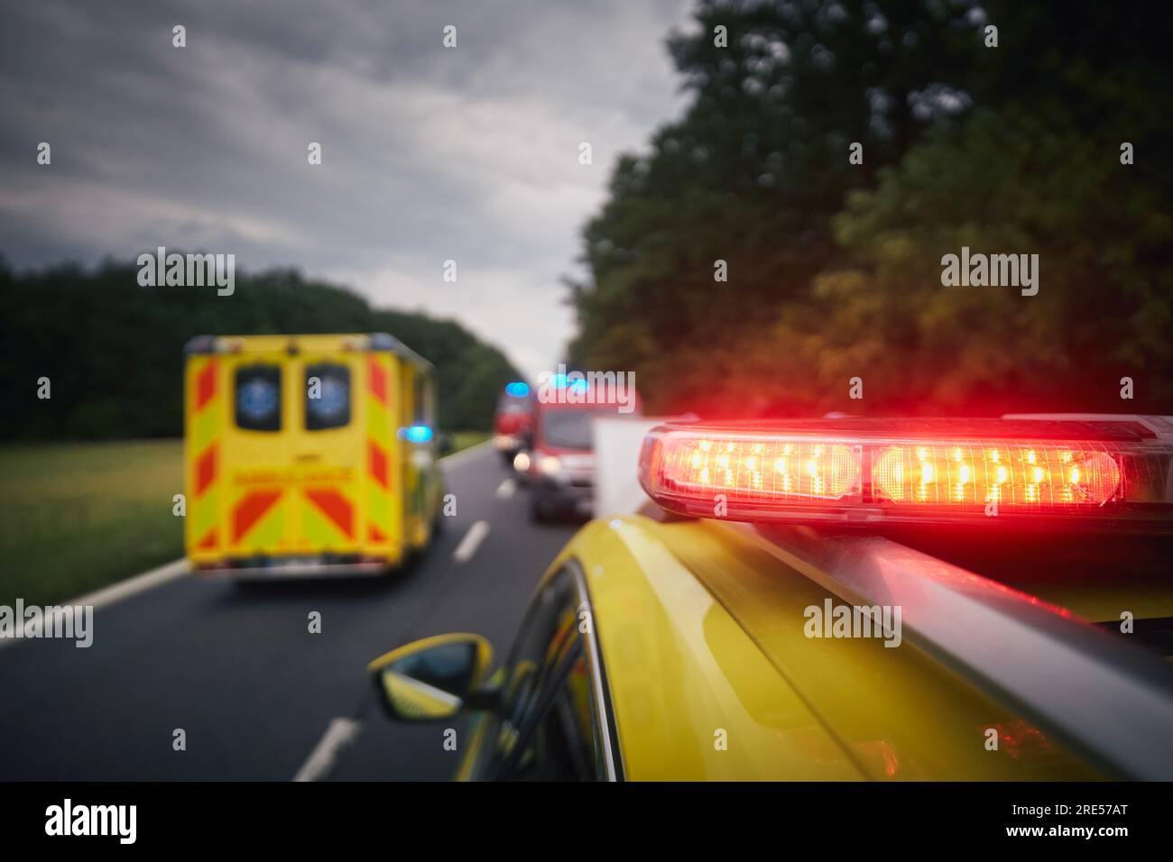 Rettungswagen und Feuerwehrwagen auf der Straße. Themen Rettung, Dringlichkeit und Gesundheitsversorgung. Stockfoto