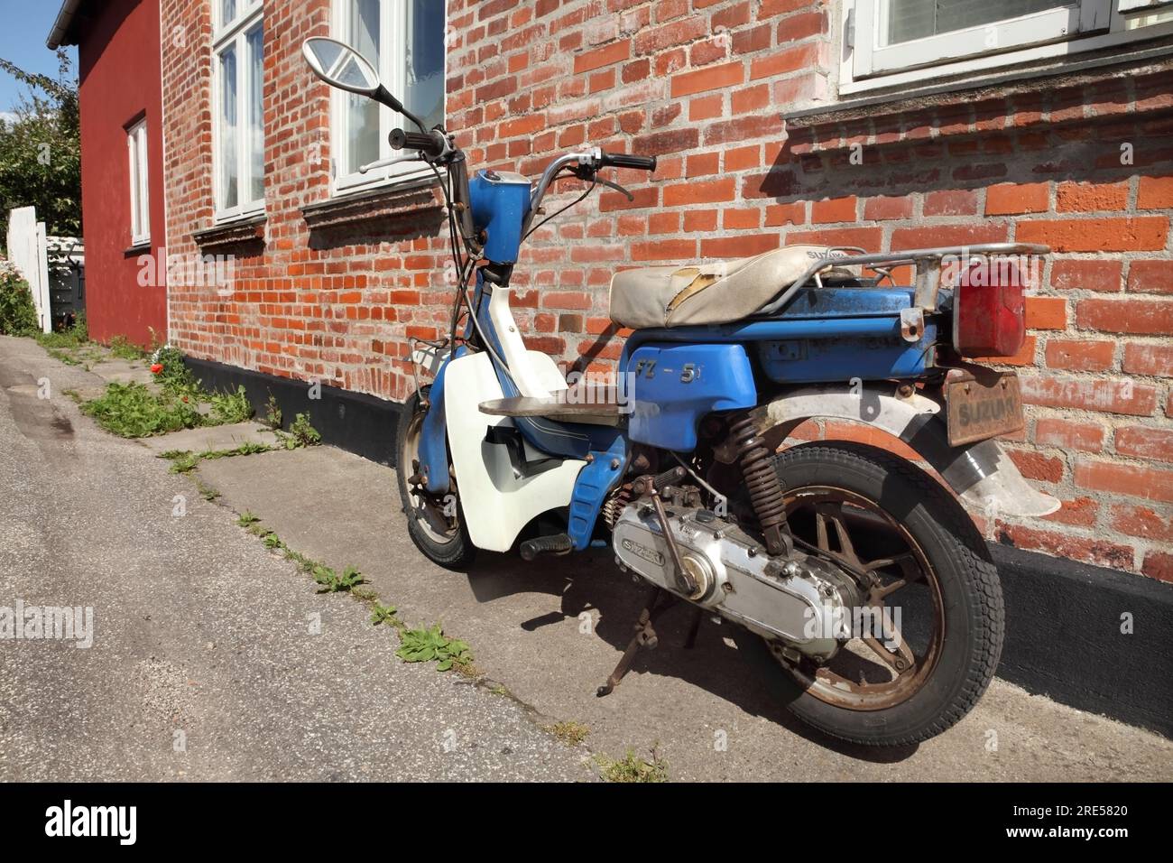 Suzuki Moped in Nordby auf der Insel Fano / Fanø, Dänemark. Stockfoto