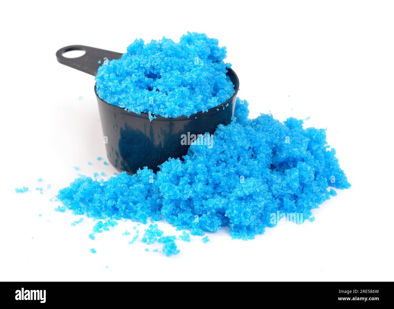 Kupfer-II-Sulfat, auch bekannt als Kupfersulfat, blaues Vitriol, Blaustein, Kupfervitriol und römisches Vitriol. Auf weißem Hintergrund. Stockfoto