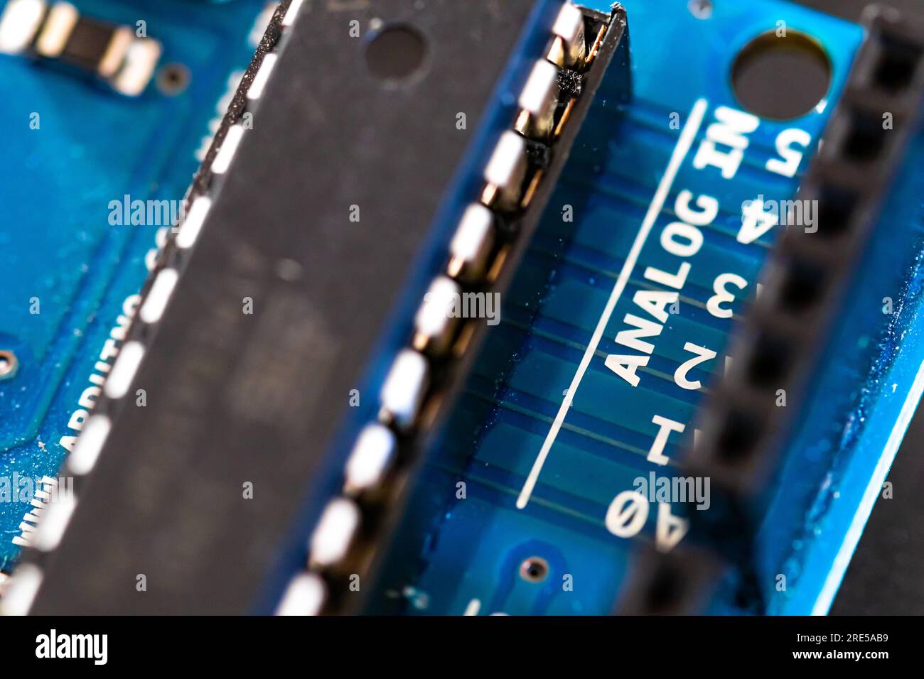 Nahaufnahme des Mikrocontrollers, analog IN Details der Eingangsstifte. Open-Source-Mikrocontroller für Heimwerkerprojekte. MINT-Aktivitäten mit elektronischem Hintergrund Stockfoto
