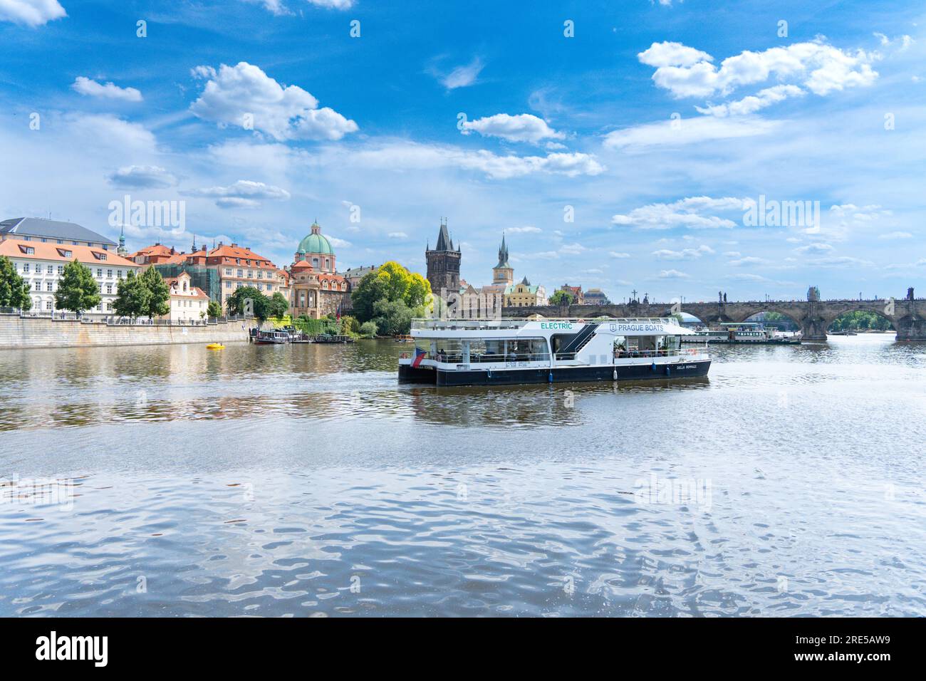 Tschechisch, Prag, - 06.26.2023: Karlsbrücke, Karlův Most, mittelalterliche Steinbogenbrücke, die die Moldau überquert Stockfoto