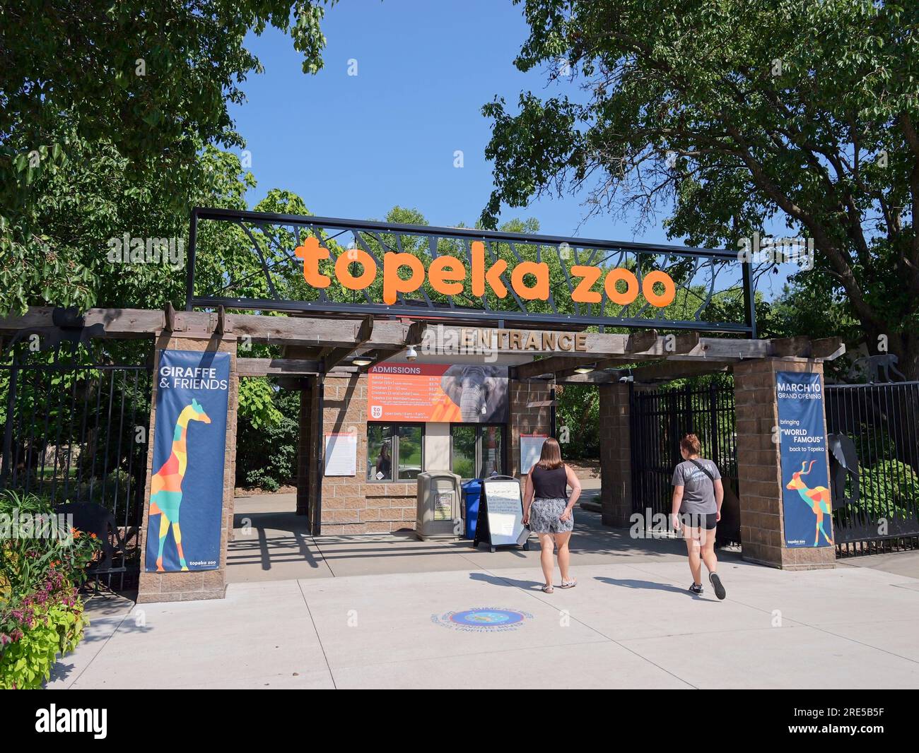 Topeka, Kansas - 22. Juli 2023: Eingangstor Zum Topeka Zoo Stockfoto