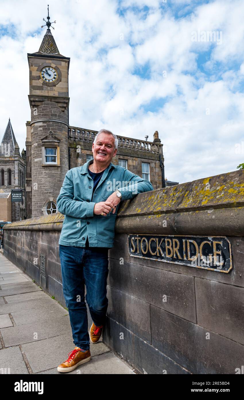 Stockbridge, Edinburgh, Schottland, Vereinigtes Königreich, 25. Juli 2023. Einführung des Edge 2 Radiosenders: DJ Jay Crawford, einer der beliebtesten Radio-DJs Edinburghs, hat den DAB-lizenzierten Sender MIX 1 übernommen, um Edge 2 zu erschaffen, den neuen lokalen Sender Edinburghs, der die beste Musik der letzten 50 Jahre liefert und diesen Monat mit der Übertragung beginnt. Abbildung: Jay Crawford ist stolz darauf, den Bahnhof nach Stockbridge zu bringen. Kredit: Sally Anderson/Alamy Live News Stockfoto