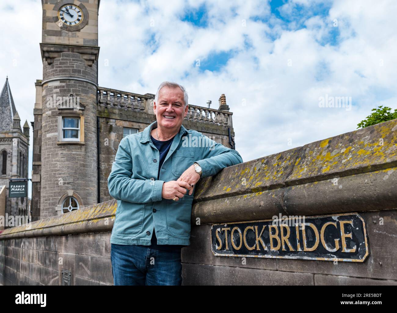 Stockbridge, Edinburgh, Schottland, Vereinigtes Königreich, 25. Juli 2023. Einführung des Edge 2 Radiosenders: DJ Jay Crawford, einer der beliebtesten Radio-DJs Edinburghs, hat den DAB-lizenzierten Sender MIX 1 übernommen, um Edge 2 zu erschaffen, den neuen lokalen Sender Edinburghs, der die beste Musik der letzten 50 Jahre liefert und diesen Monat mit der Übertragung beginnt. Abbildung: Jay Crawford ist stolz darauf, den Bahnhof nach Stockbridge zu bringen. Kredit: Sally Anderson/Alamy Live News Stockfoto