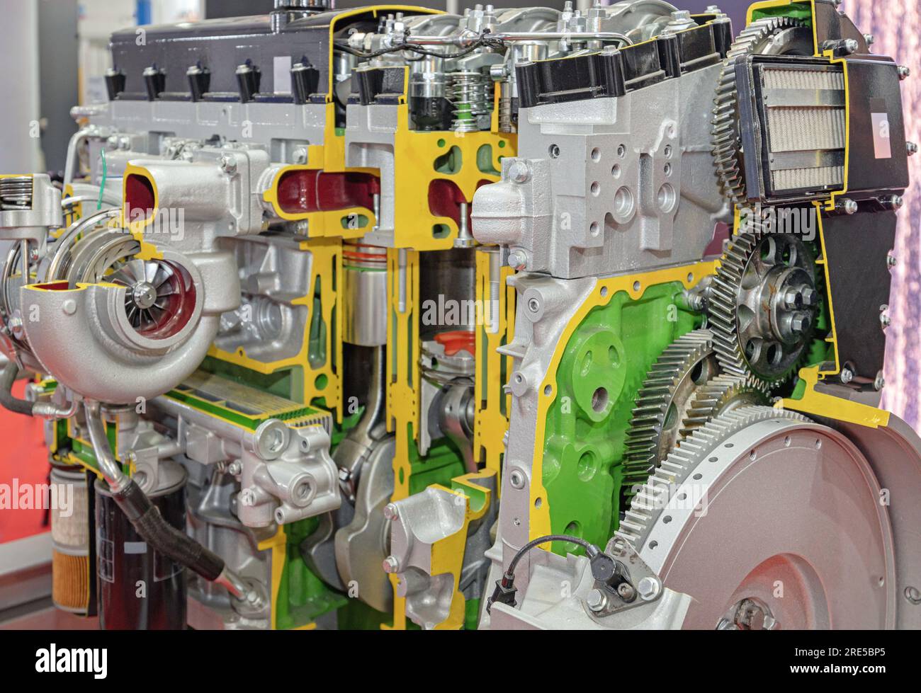 Großer Lkw-Dieselmotor Querschnitt Bewegungskolben und Zahnräder Stockfoto