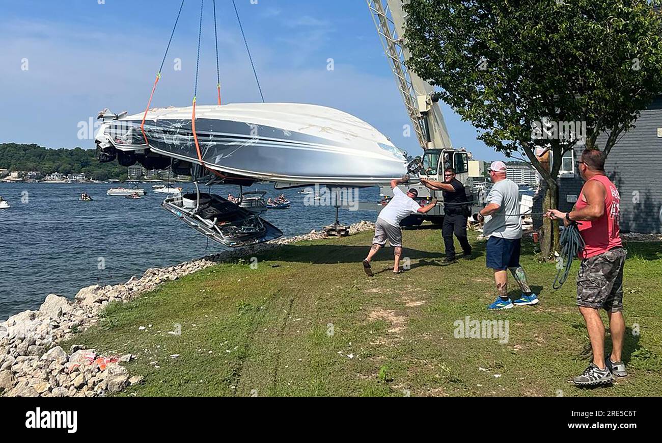 Osage Beach, Usa. 25. Juli 2023. Die Missouri State Highway Patrol untersucht einen Unfall, bei dem am Samstag, den 22. Juli 2023, am Lake of the Ozarks in Osage Beach ein Boot umkippte und in ein Haus stürzte. Sieben Passagiere auf dem Boot wurden verletzt und der Fahrer aus Huntington Beach, Kalifornien, wurde wegen BWI verhaftet. Verletzungen reichen von mittelschwer bis schwer. Handout Foto von Missouri State Highway Patrol/UPI Credit: UPI/Alamy Live News Stockfoto