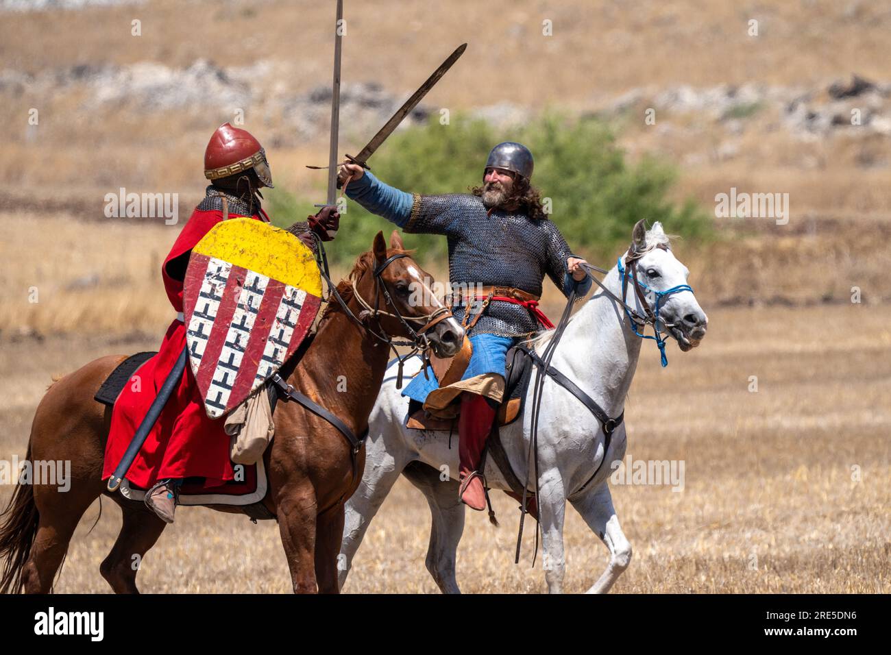 Nachstellung der Schlacht der Hörner von Hattin. Gekleidet in Kleidung im Stil des 12. Jahrhunderts, repräsentierten Mitglieder von Ritterclubs die Schlacht, auch bekannt als Hor Stockfoto