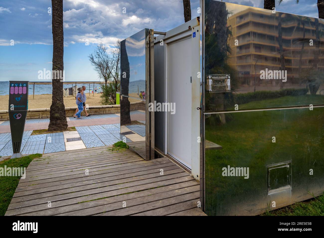 Toiletten neben der Platja de Ponent (Weststrand) von Salou, an der Costa Daurada Küste (Tarragona, Katalonien, Spanien) ESP: Baños en la playa de Salou Stockfoto