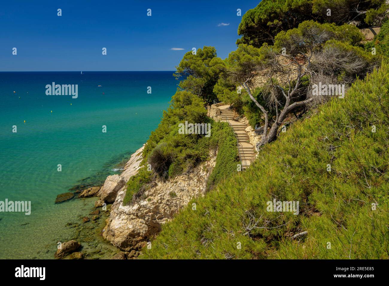 Blick auf einige Treppen des Küstenpfads (Camí de ronda) in Salou, an der Costa Daurada Küste, zwischen den Stränden der Stadt (Tarragona, Katalonien, Spanien) Stockfoto
