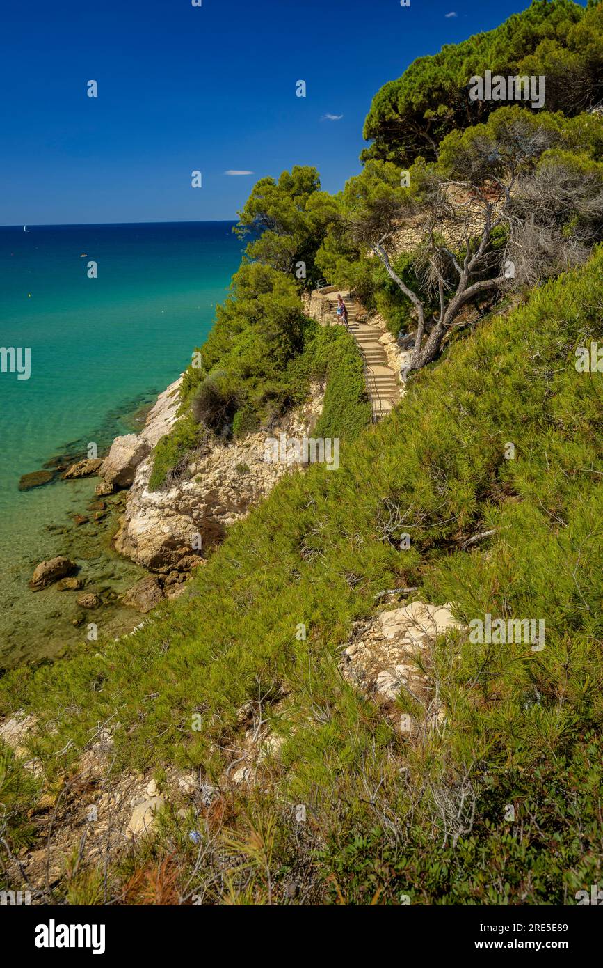 Blick auf einige Treppen des Küstenpfads (Camí de ronda) in Salou, an der Costa Daurada Küste, zwischen den Stränden der Stadt (Tarragona, Katalonien, Spanien) Stockfoto