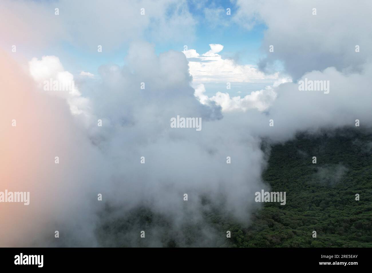 Landschaft mit flauschigen Wolkenlandschaften aus der Vogelperspektive Stockfoto
