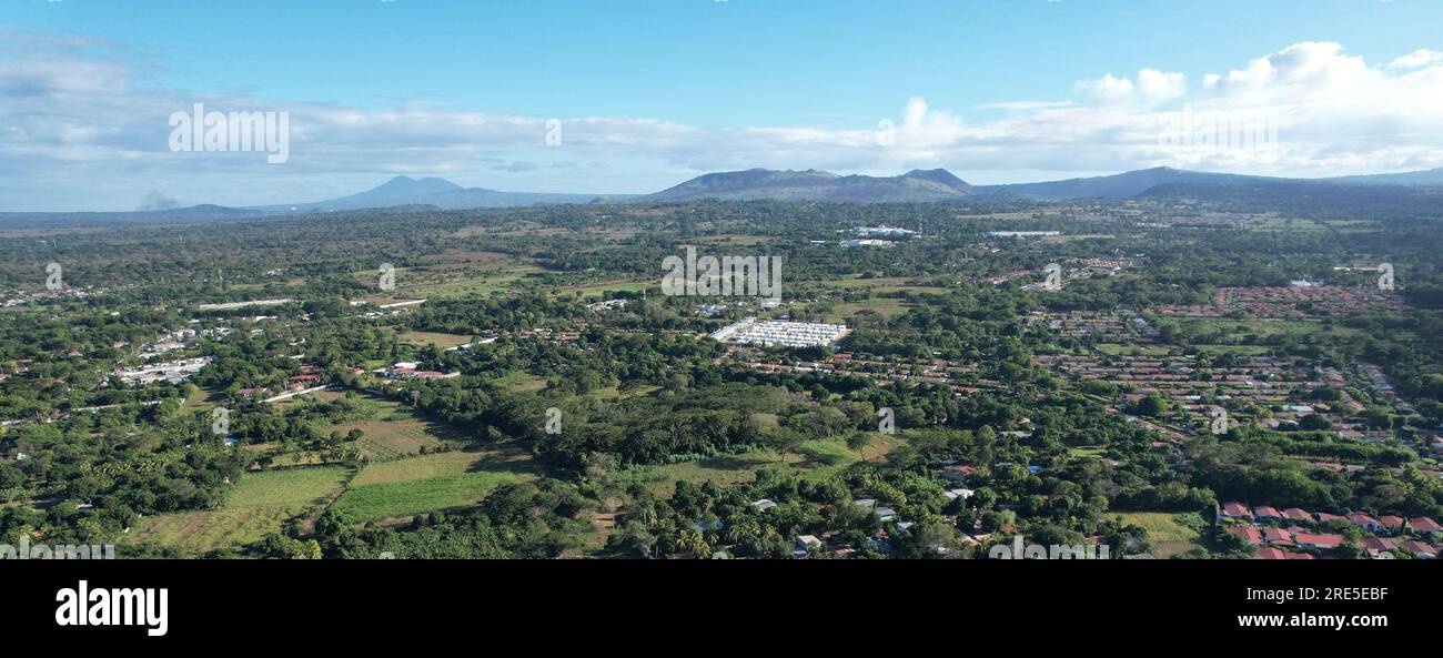 Wohngebiet auf grünem Vulkan Nicaragua Landschaft aus der Vogelperne Stockfoto