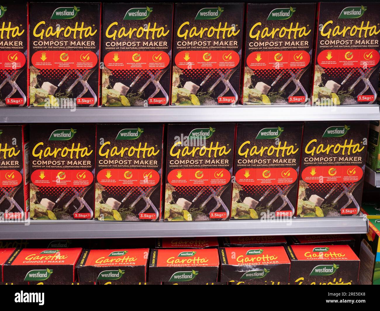 Garotta-Kartons zur Herstellung von Gartenkompost zum Verkauf in einem Gartencenter Stockfoto