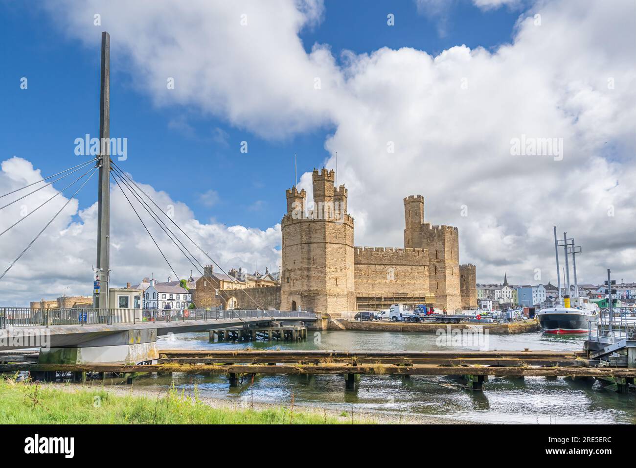 Caernarfon Castle und die Aber Swing Bridge über den Fluss Seiont und die Menai Strait in nordwales Stockfoto